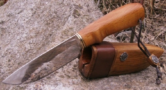 Классический нож с деревянным чехлом